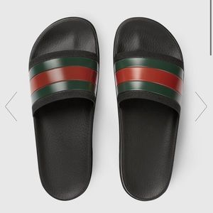 GUCCI Men’s rubber slide sandal